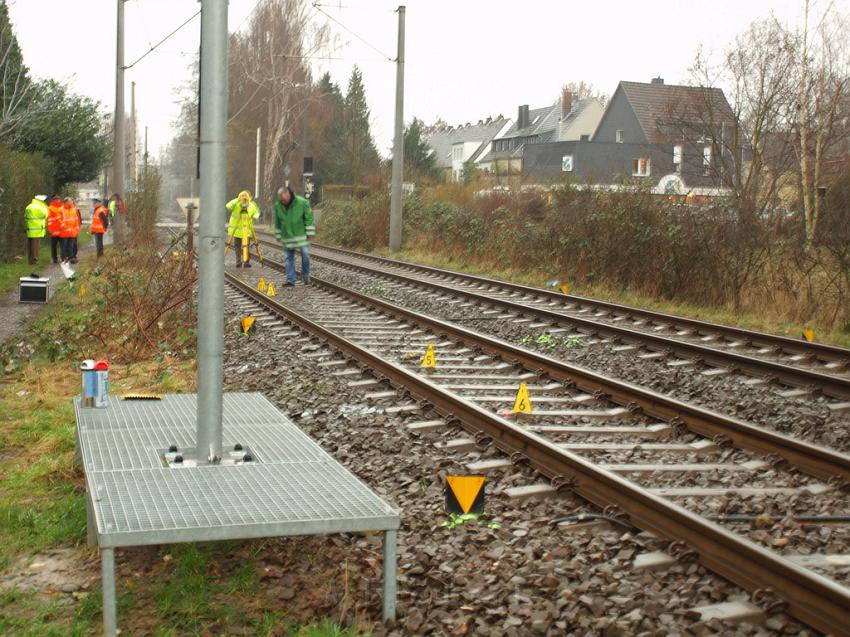 Kind unter Strassenbahn Koeln Porz Steinstr P24.JPG